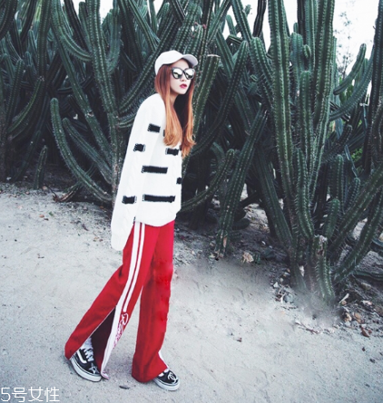 紅色褲子配什么顏色上衣？搭配對(duì)顏色才不會(huì)俗氣