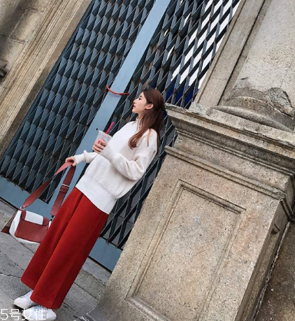 紅色褲子配什么顏色上衣？搭配對(duì)顏色才不會(huì)俗氣