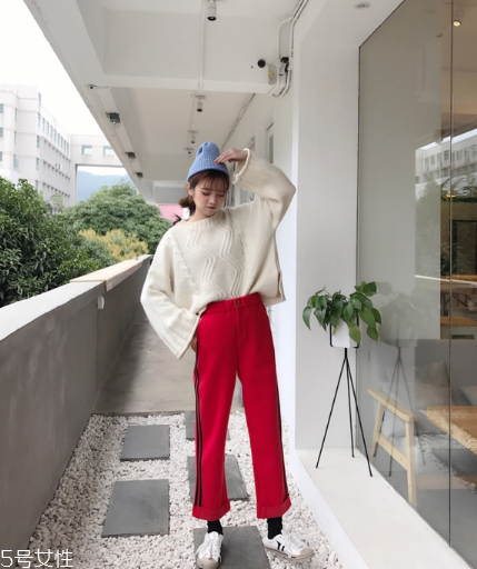 紅色褲子配什么顏色上衣？搭配對(duì)顏色才不會(huì)俗氣