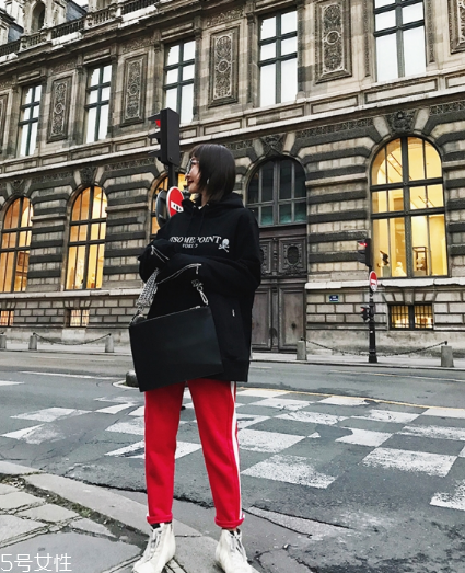 紅色褲子配什么顏色上衣？搭配對(duì)顏色才不會(huì)俗氣