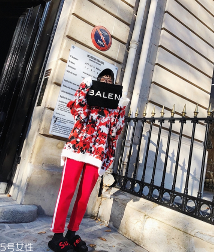 紅色褲子配什么顏色上衣？搭配對(duì)顏色才不會(huì)俗氣