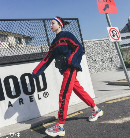 紅色褲子配什么顏色上衣？搭配對(duì)顏色才不會(huì)俗氣