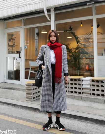 什么顏色圍巾顯臉白？選擇這幾條準(zhǔn)沒錯