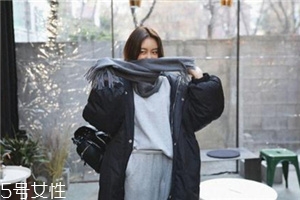 灰色圍巾配什么顏色的衣服好看？來跟著街拍達(dá)人學(xué)學(xué)