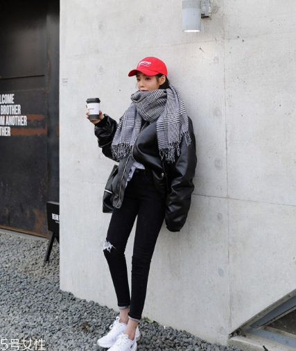 灰色圍巾配什么顏色的衣服好看？來跟著街拍達(dá)人學(xué)學(xué)