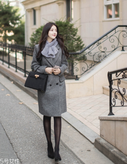 灰色圍巾配什么顏色的衣服好看？來跟著街拍達(dá)人學(xué)學(xué)