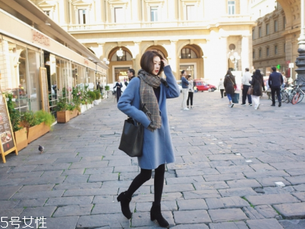 灰色圍巾配什么顏色的衣服好看？來跟著街拍達(dá)人學(xué)學(xué)