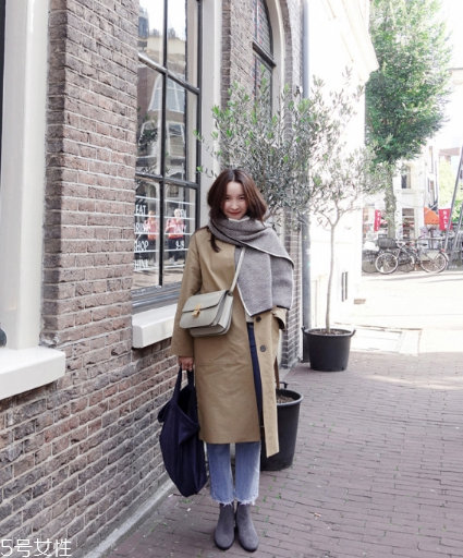 灰色圍巾配什么顏色的衣服好看？來跟著街拍達(dá)人學(xué)學(xué)