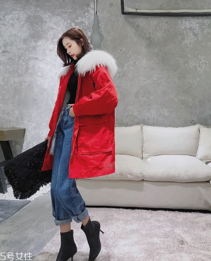 紅色羽絨服搭配什么鞋子？鞋子搭配也是關(guān)鍵