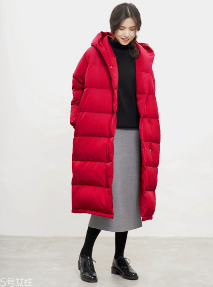 紅色羽絨服搭配什么鞋子？鞋子搭配也是關(guān)鍵