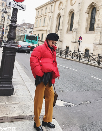 紅色羽絨服搭配什么鞋子？鞋子搭配也是關(guān)鍵