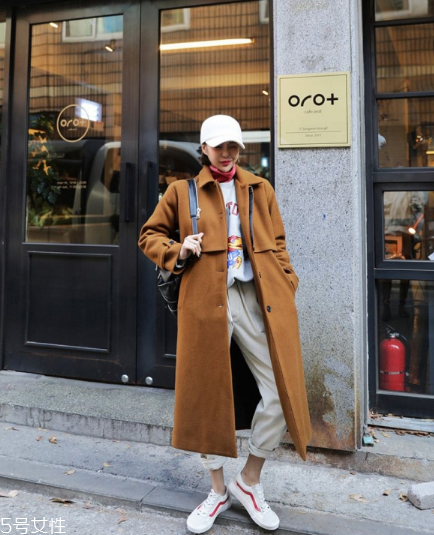 小個子適合穿過膝大衣嗎？這樣穿分分鐘視覺增高