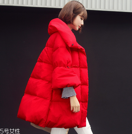 紅色羽絨服里面穿什么？保暖時(shí)尚兩不誤