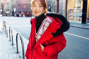 紅色羽絨服里面穿什么？保暖時(shí)尚兩不誤