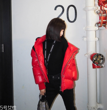 紅色羽絨服里面穿什么？保暖時(shí)尚兩不誤