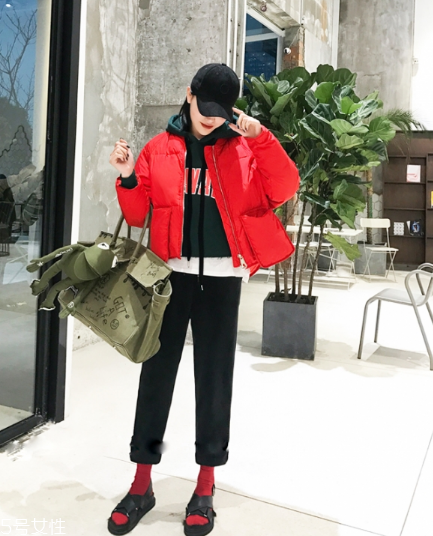 紅色羽絨服里面穿什么？保暖時(shí)尚兩不誤