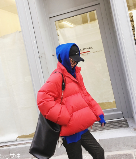 紅色羽絨服里面穿什么？保暖時(shí)尚兩不誤