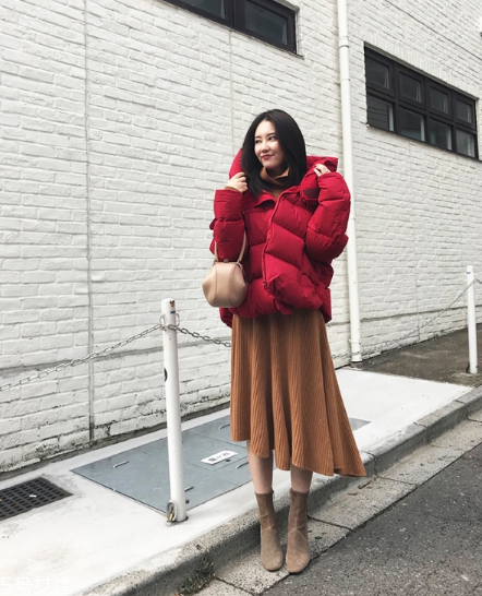 紅色羽絨服里面穿什么？保暖時(shí)尚兩不誤