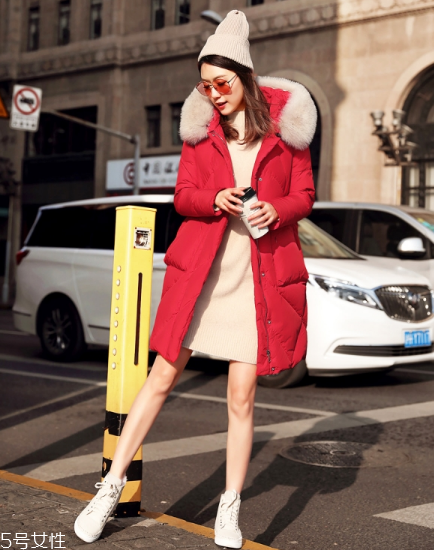 紅色羽絨服里面穿什么？保暖時(shí)尚兩不誤