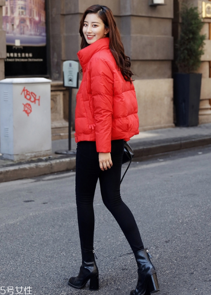 紅色羽絨服搭配什么褲子？四種混搭讓你潮范兒十足