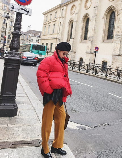 紅色羽絨服搭配什么褲子？四種混搭讓你潮范兒十足