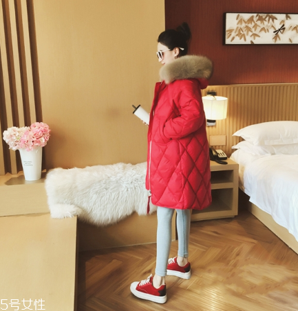 紅色羽絨服搭配什么褲子？四種混搭讓你潮范兒十足