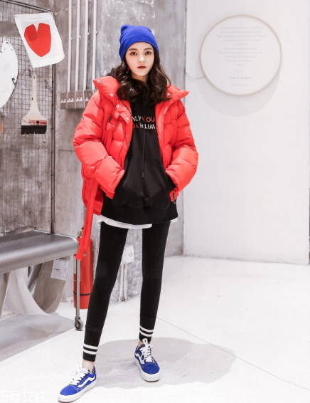 紅色羽絨服搭配什么褲子？四種混搭讓你潮范兒十足