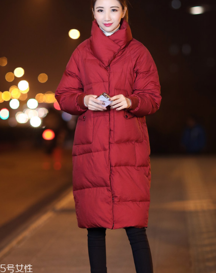 紅色羽絨服搭配什么褲子？四種混搭讓你潮范兒十足