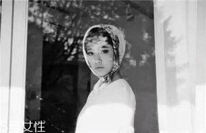 奧黛麗赫本妝容怎么畫教程 時代經(jīng)典復古妝容 奧黛麗赫本妝容怎么畫教程 時代經(jīng)典復古妝容