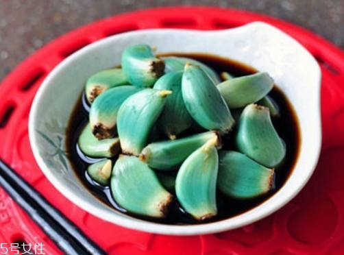 臘八蒜放冷的地方還是熱的地方好？視情況而定