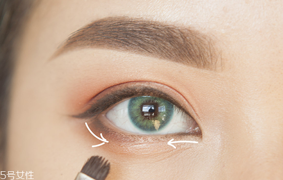 如何化妝使眼睛變大？落日線放大雙眼