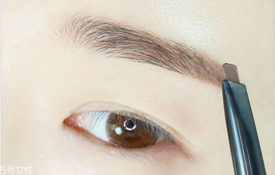 西柚色眼影怎么畫？教你畫高冷女神妝容