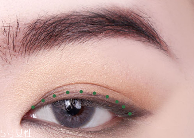 早春流行色綠色眼妝教程 非常有心機的一招 早春流行色綠色眼妝教程 非常有心機的一招