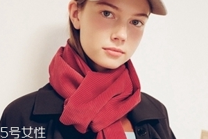 冬天圍巾什么顏色好看？為你推薦經(jīng)典款圍巾