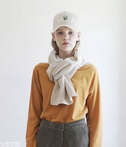 冬天圍巾什么顏色好看？為你推薦經(jīng)典款圍巾