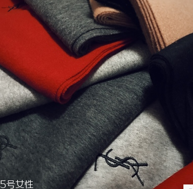 冬天圍巾什么顏色好看？為你推薦經(jīng)典款圍巾