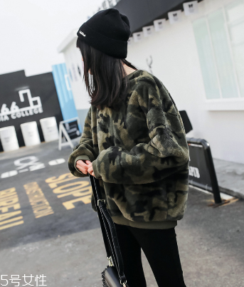 冬天衛(wèi)衣怎么穿更時(shí)髦？小心機(jī)教你把衛(wèi)衣穿出時(shí)尚感