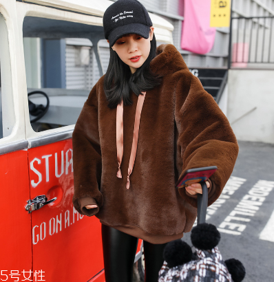 冬天衛(wèi)衣怎么穿更時(shí)髦？小心機(jī)教你把衛(wèi)衣穿出時(shí)尚感