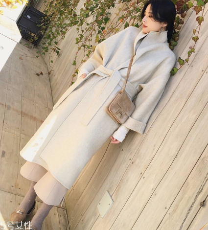 大衣要買大一號嗎？不只是顯瘦顯高那么簡單