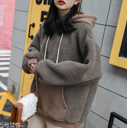 冬天衛(wèi)衣怎么穿更時(shí)髦？小心機(jī)教你把衛(wèi)衣穿出時(shí)尚感