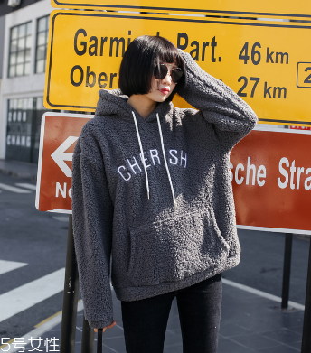 冬天衛(wèi)衣怎么穿更時(shí)髦？小心機(jī)教你把衛(wèi)衣穿出時(shí)尚感