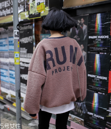 冬天衛(wèi)衣怎么穿更時(shí)髦？小心機(jī)教你把衛(wèi)衣穿出時(shí)尚感