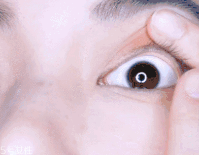 眼影需要卸妝嗎？閃亮海灘眼妝教程