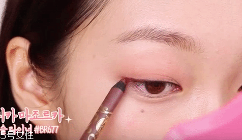 眼影需要卸妝嗎？閃亮海灘眼妝教程