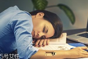 熬夜長膘什么原因？疲勞使人食欲大開