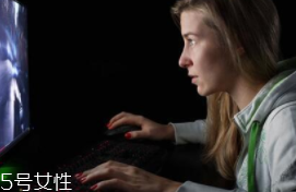 熬夜長膘什么原因？疲勞使人食欲大開