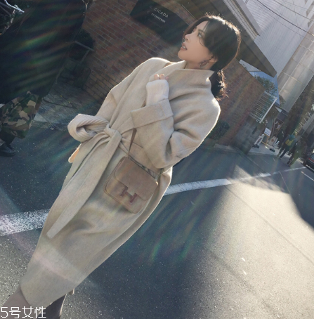 大衣會(huì)越穿越大嗎？一定要注意這幾個(gè)壞習(xí)慣