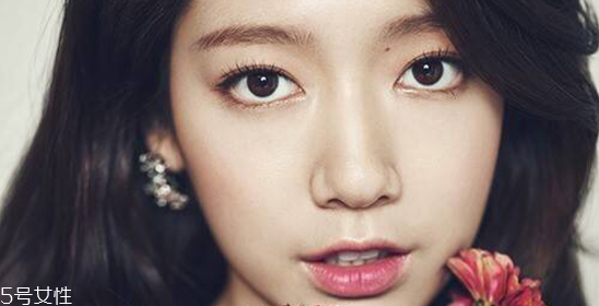 早春流行色綠色眼妝教程 非常有心機的一招 早春流行色綠色眼妝教程 非常有心機的一招