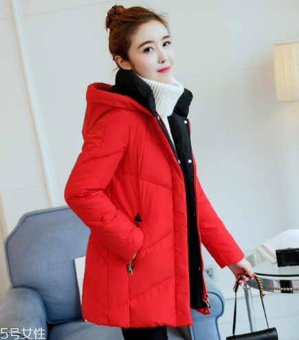 紅色羽絨服搭配什么顏色毛衣？色彩搭配不止黑白灰