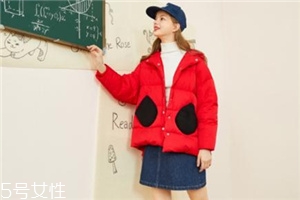 紅色羽絨服搭配什么顏色毛衣？色彩搭配不止黑白灰